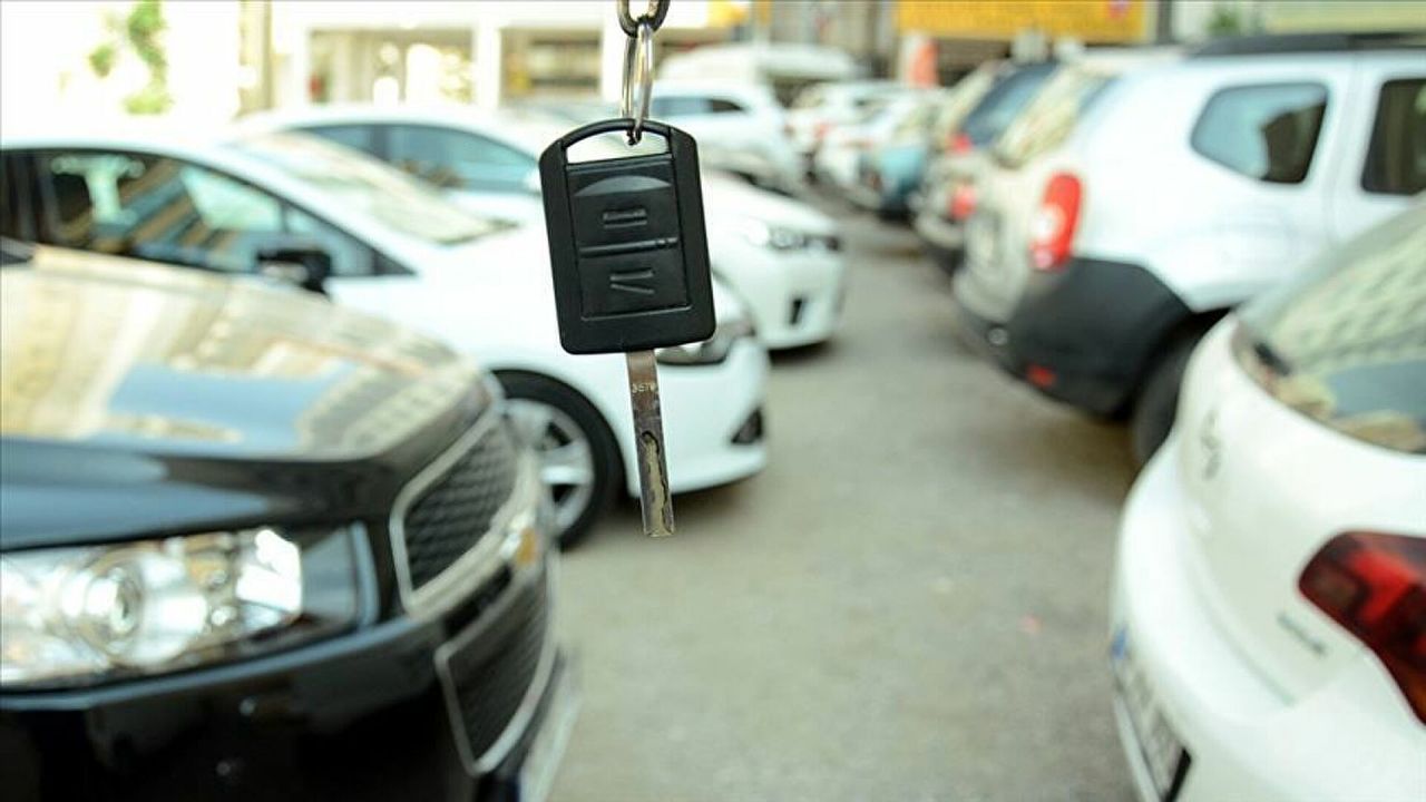 İkinci el araç alanlara müjde, ikinci el otomobil satacak olanlara kötü haber. Sıfır otomobillere büyük indirim geldi, ikinci el otomobillerde fiyat düşecek.  Motorlu Araç Satıcıları Federasyonu Genel Başkanı Aydın Erkoç tarih verdi: 10 gün sonra... - Sayfa:8