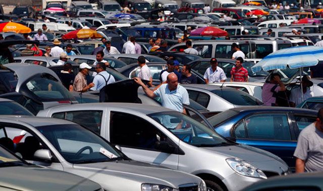 İkinci el araç alanlara müjde, ikinci el otomobil satacak olanlara kötü haber. Sıfır otomobillere büyük indirim geldi, ikinci el otomobillerde fiyat düşecek.  Motorlu Araç Satıcıları Federasyonu Genel Başkanı Aydın Erkoç tarih verdi: 10 gün sonra... - Sayfa:9