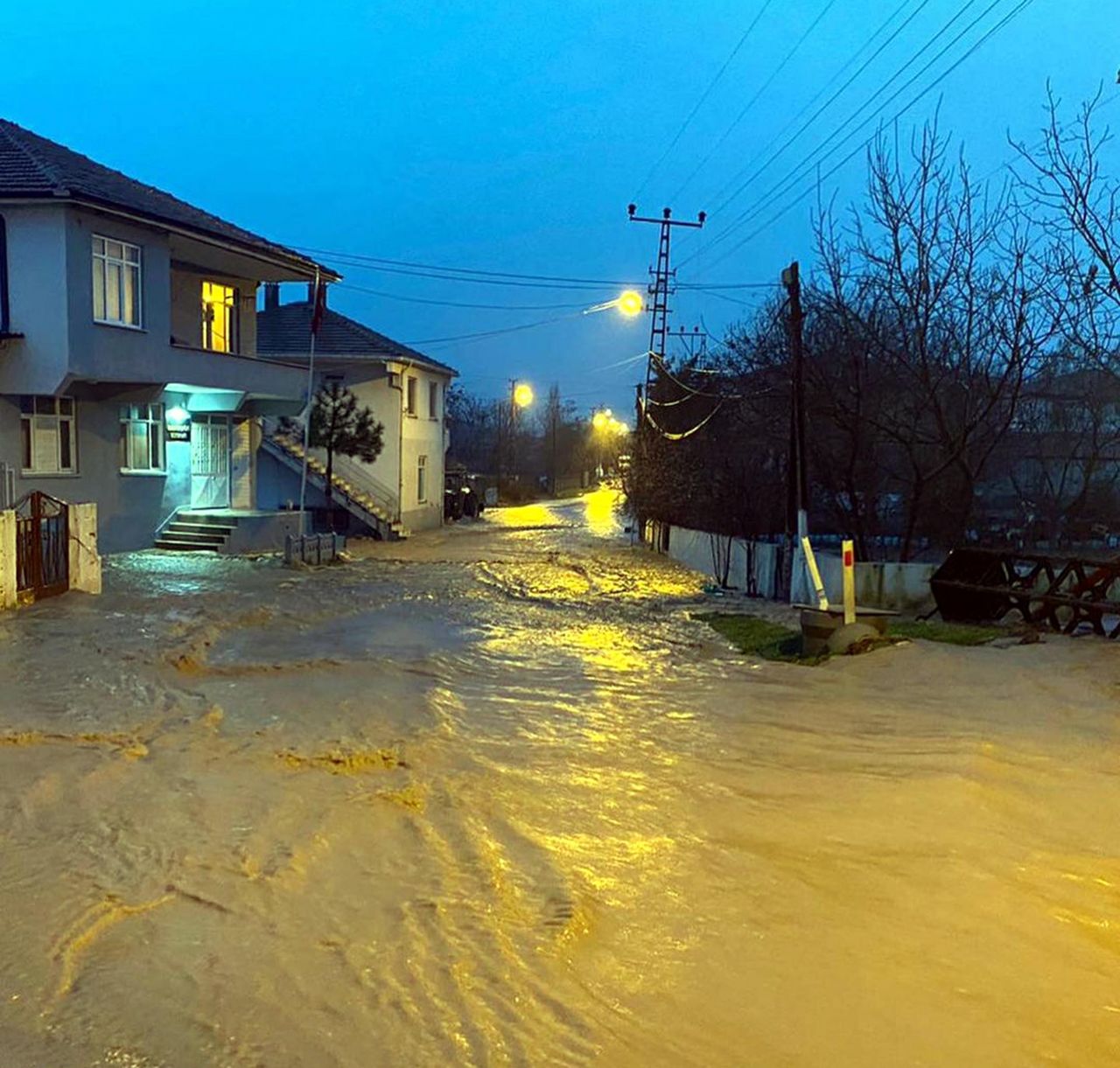Sağanak yağış Trakya'yı felç etti, imdada AFAD, UMKE, askeri personel, polis, belediye, sağlık, Kızılay ekipleri yetişti - Sayfa:3