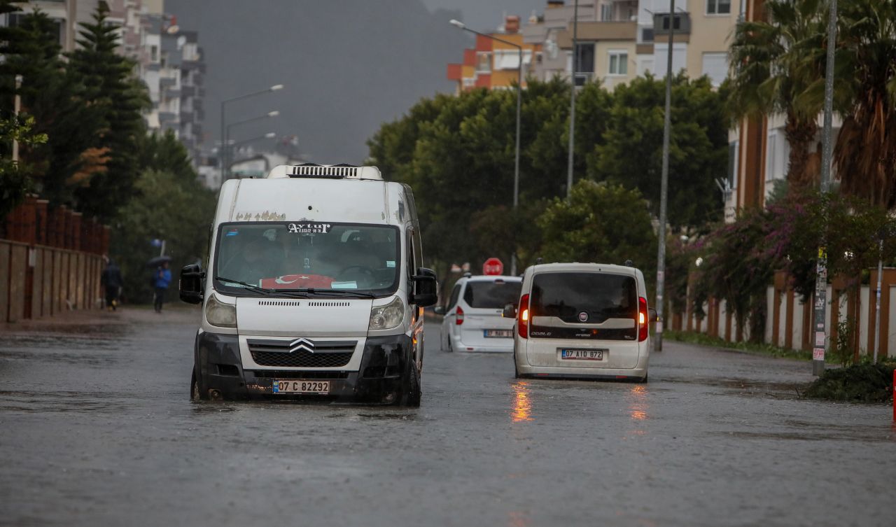 Gökyüzü böyle oldu, vatandaşlara acil uyarı. Meteoroloji uyardı: Kuvvetli yağış geliyor. Antalya'dan korkunç görüntüler - Sayfa:4