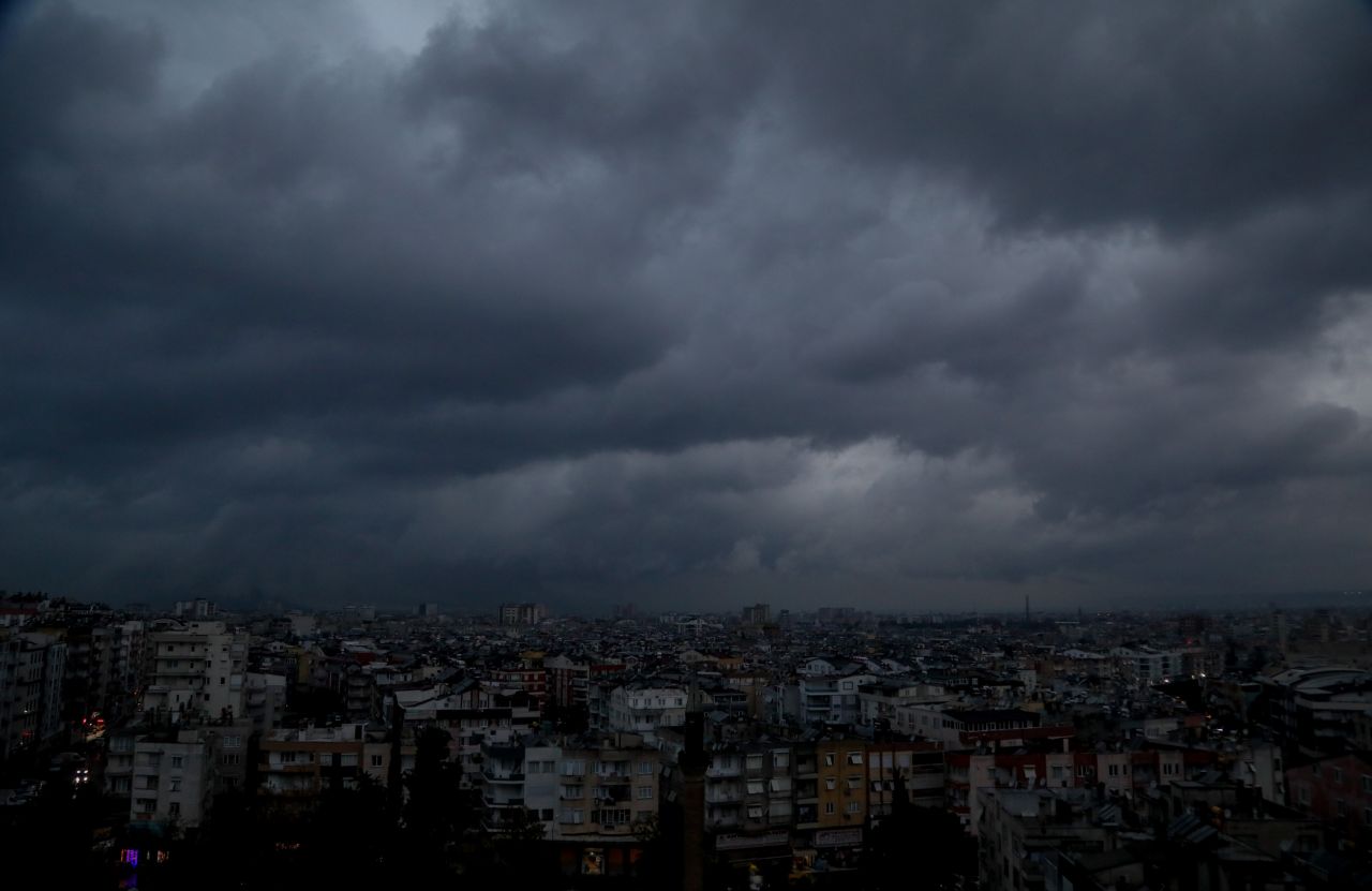 Gökyüzü böyle oldu, vatandaşlara acil uyarı. Meteoroloji uyardı: Kuvvetli yağış geliyor. Antalya'dan korkunç görüntüler - Sayfa:1