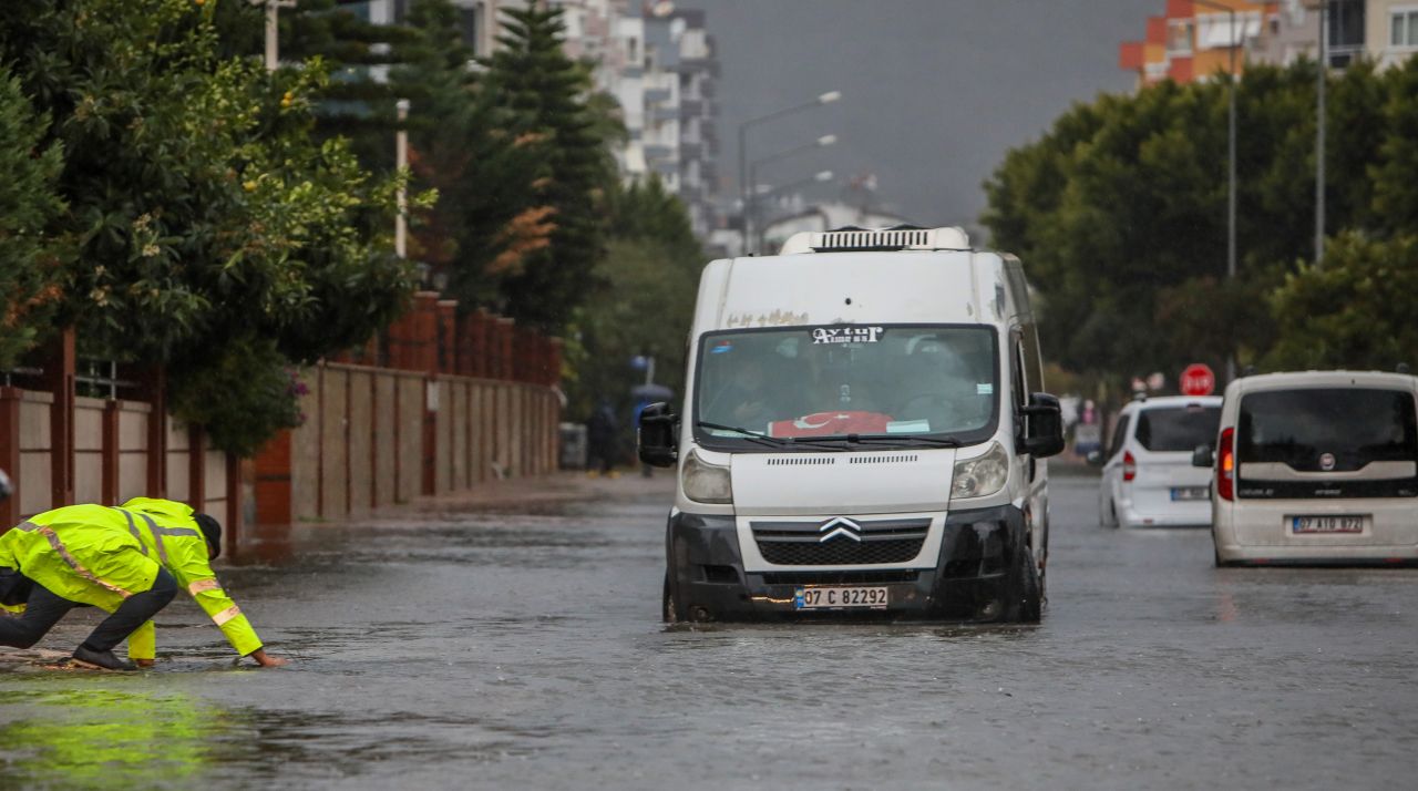 Gökyüzü böyle oldu, vatandaşlara acil uyarı. Meteoroloji uyardı: Kuvvetli yağış geliyor. Antalya'dan korkunç görüntüler - Sayfa:3