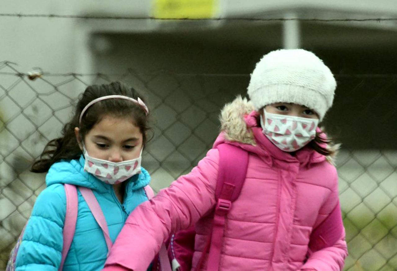 Dikkat! Okullarda figürlü maske tehlikesi ortaya çıktı. Öğrenciler maskelerini değiş tokuş ediyor böylelikle virüs geçişi kolaylaşıyor... Uzmanlardansa çocuklar için cerrahi maske uyarısı geldi - Sayfa:3