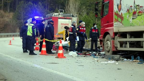 Kamyon, otomobili biçti: Bir aile yok oldu... Bolu'daki korkunç kazada 4 kişi hayatını kaybetti - Sayfa:1