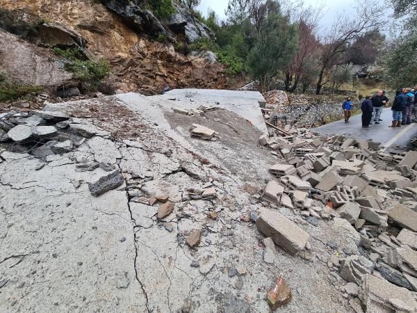 Alanya'da yağış heyelana neden oldu... 30-40 tonluk taşlar kaydı 3 katlı ev yıkıldı. Büyük bir faciayı 'tadilat' önledi - Sayfa:1