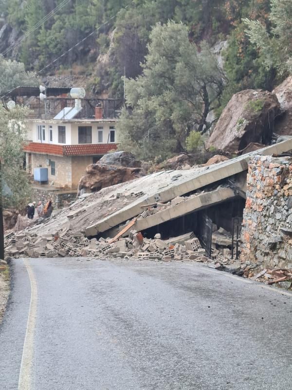 Alanya'da yağış heyelana neden oldu... 30-40 tonluk taşlar kaydı 3 katlı ev yıkıldı. Büyük bir faciayı 'tadilat' önledi - Sayfa:3