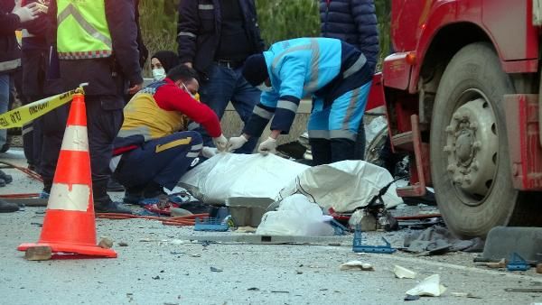Kamyon, otomobili biçti: Bir aile yok oldu... Bolu'daki korkunç kazada 4 kişi hayatını kaybetti - Sayfa:4
