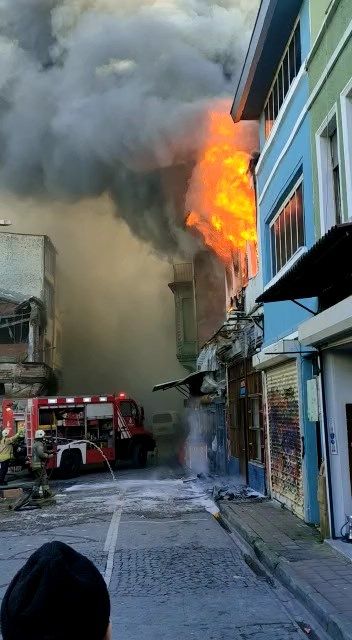 Çukur dizisinin çekildiği binadaki yangınla ilgili flaş iddia. Balat'taki yangında görevli olan itfaiye aracı arızalı mıydı? - Sayfa:1