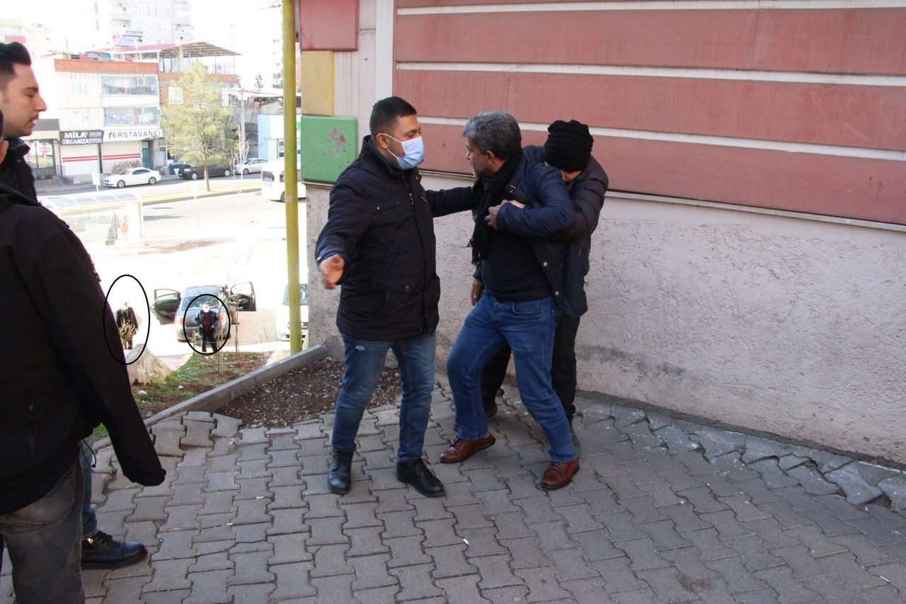FLAŞ! Diyarbakır'daki evlat nöbetindeki aileler ile HDP'liler arasında gerginlik. HDP il binasının arkasındaki otomobile poşet yüklenmesi üzerine tartışma çıktı - Sayfa:1
