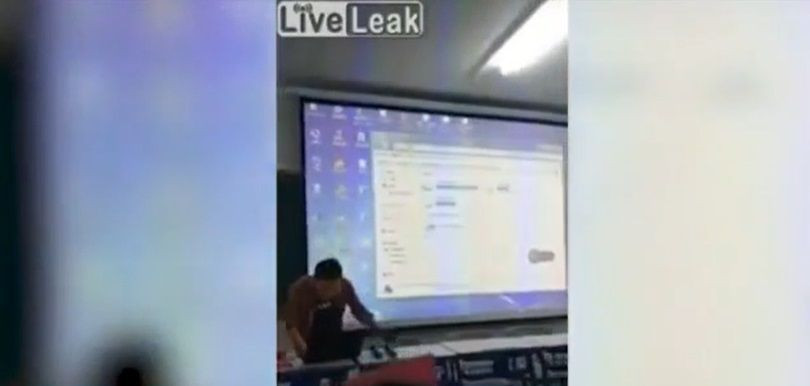 Tarih öğretmeni ders sırasında yanlışlıkla kız arkadaşıyla cinsel ilişkiye girdiği anların videosunu açtı! Hatasını fark ettiğinde iş işten geçmişti - Sayfa:1