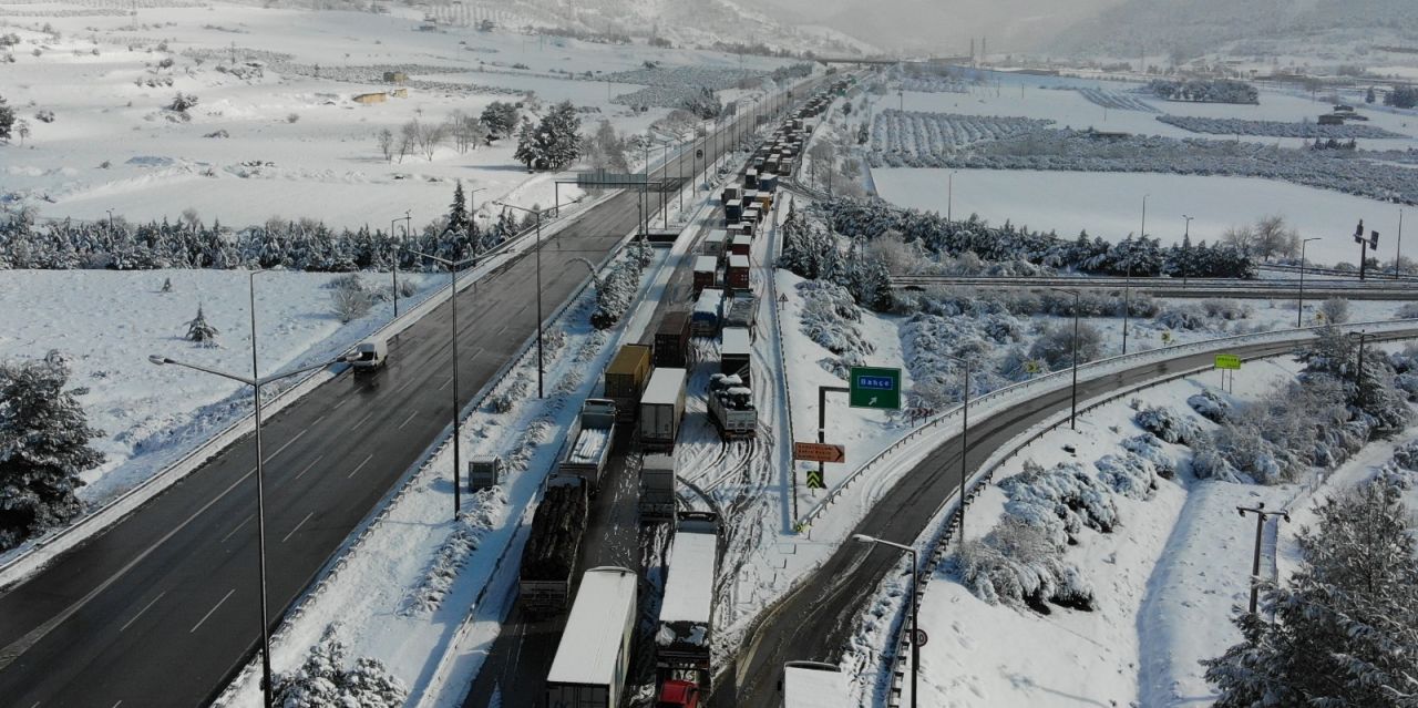 54 yıl sonra bu kadar kar yağdı, hayat felç oldu. İnsanlar mahsur kaldı, araçlar kara saplandı. İşte Gaziantep ve Nur Dağı'ndaki o kaosun fotoğrafları. Gaziantep Valisi Davut Gül'den flaş açıklama. - Sayfa:3