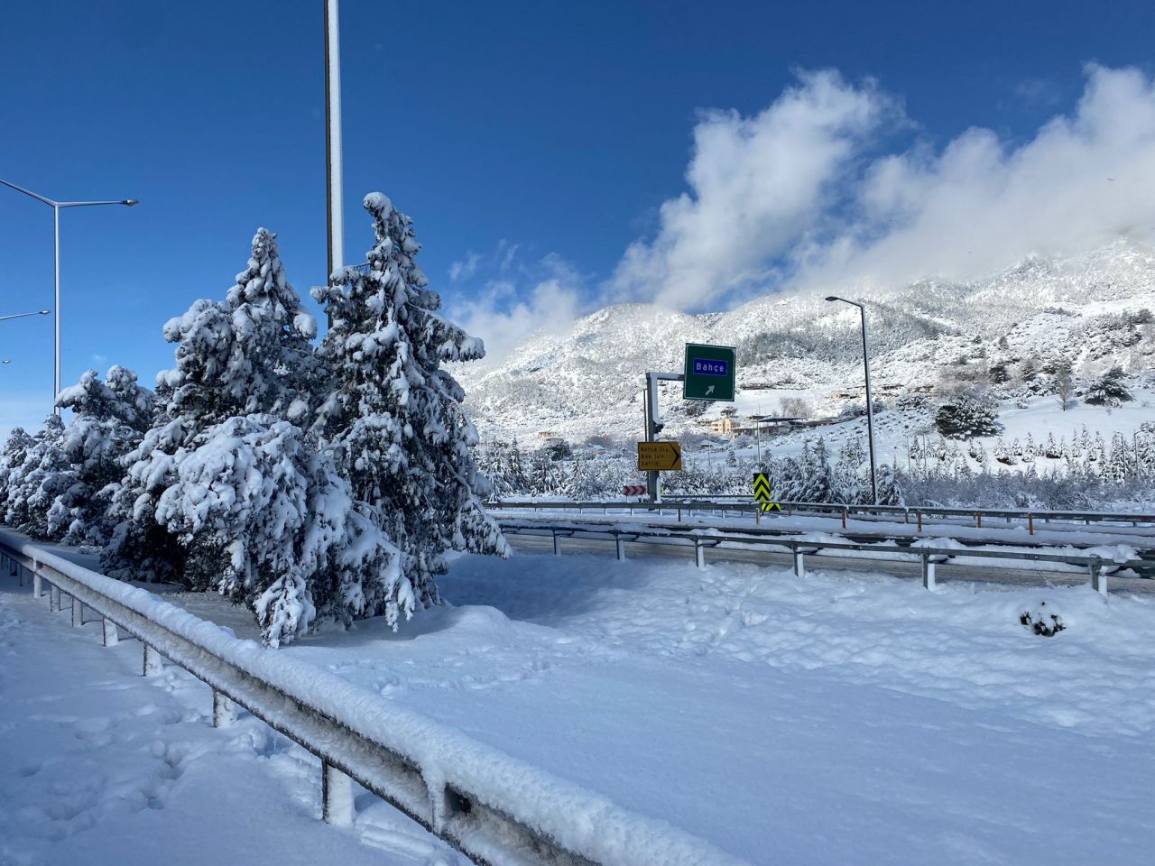 54 yıl sonra bu kadar kar yağdı, hayat felç oldu. İnsanlar mahsur kaldı, araçlar kara saplandı. İşte Gaziantep ve Nur Dağı'ndaki o kaosun fotoğrafları. Gaziantep Valisi Davut Gül'den flaş açıklama. - Sayfa:7