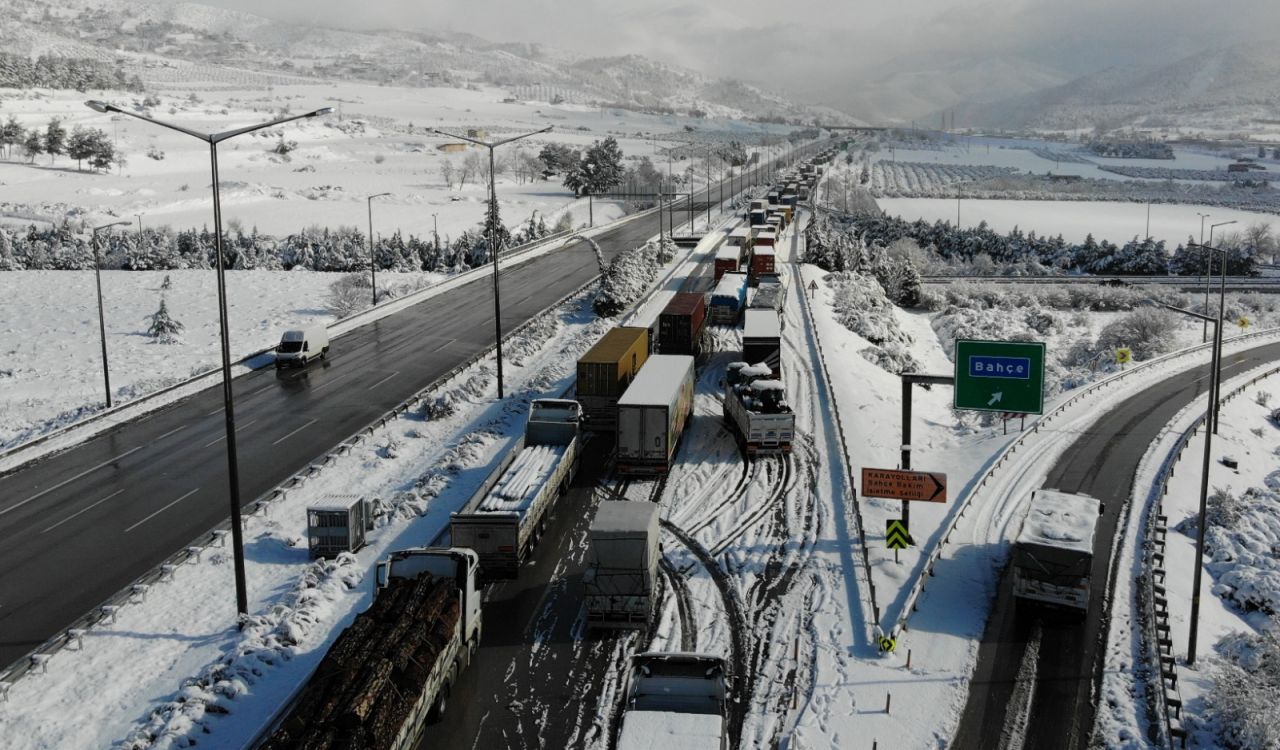 54 yıl sonra bu kadar kar yağdı, hayat felç oldu. İnsanlar mahsur kaldı, araçlar kara saplandı. İşte Gaziantep ve Nur Dağı'ndaki o kaosun fotoğrafları. Gaziantep Valisi Davut Gül'den flaş açıklama. - Sayfa:2