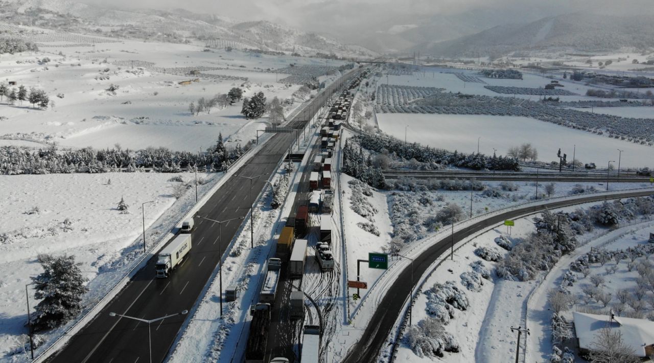 54 yıl sonra bu kadar kar yağdı, hayat felç oldu. İnsanlar mahsur kaldı, araçlar kara saplandı. İşte Gaziantep ve Nur Dağı'ndaki o kaosun fotoğrafları. Gaziantep Valisi Davut Gül'den flaş açıklama. - Sayfa:1