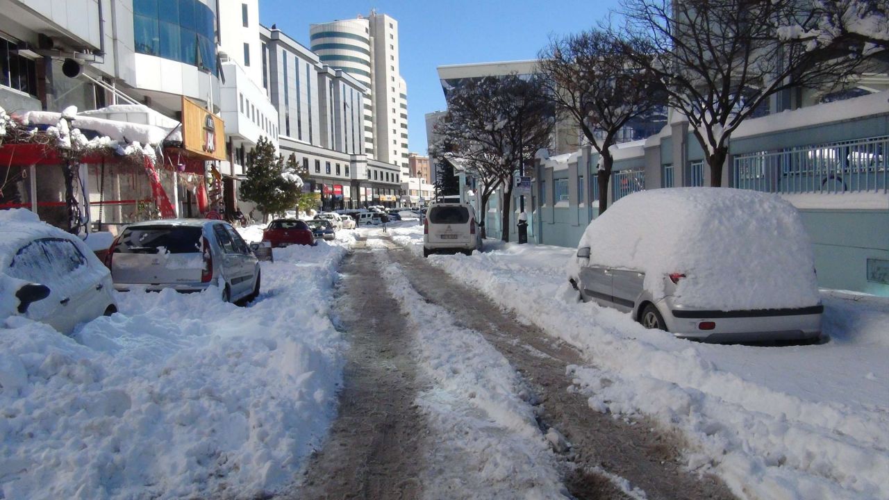 Yoğun kar yağışı sonrasında yaşam felç olmuştu. Gaziantep'te hayat normale dönüyor - Sayfa:1