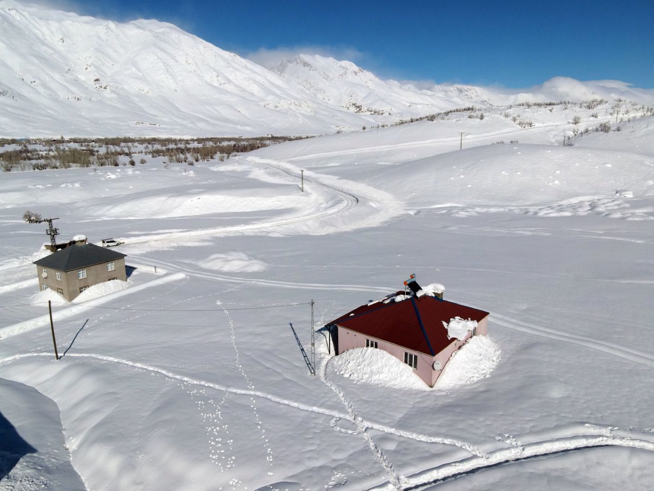 Tunceli'nin Ovacık ilçesi kara gömüldü. 1 haftadır yağan kar yağışı bazı köylerde 3 metreyi geçti. İşte Ovacık'tan kar görüntüleri - Sayfa:1