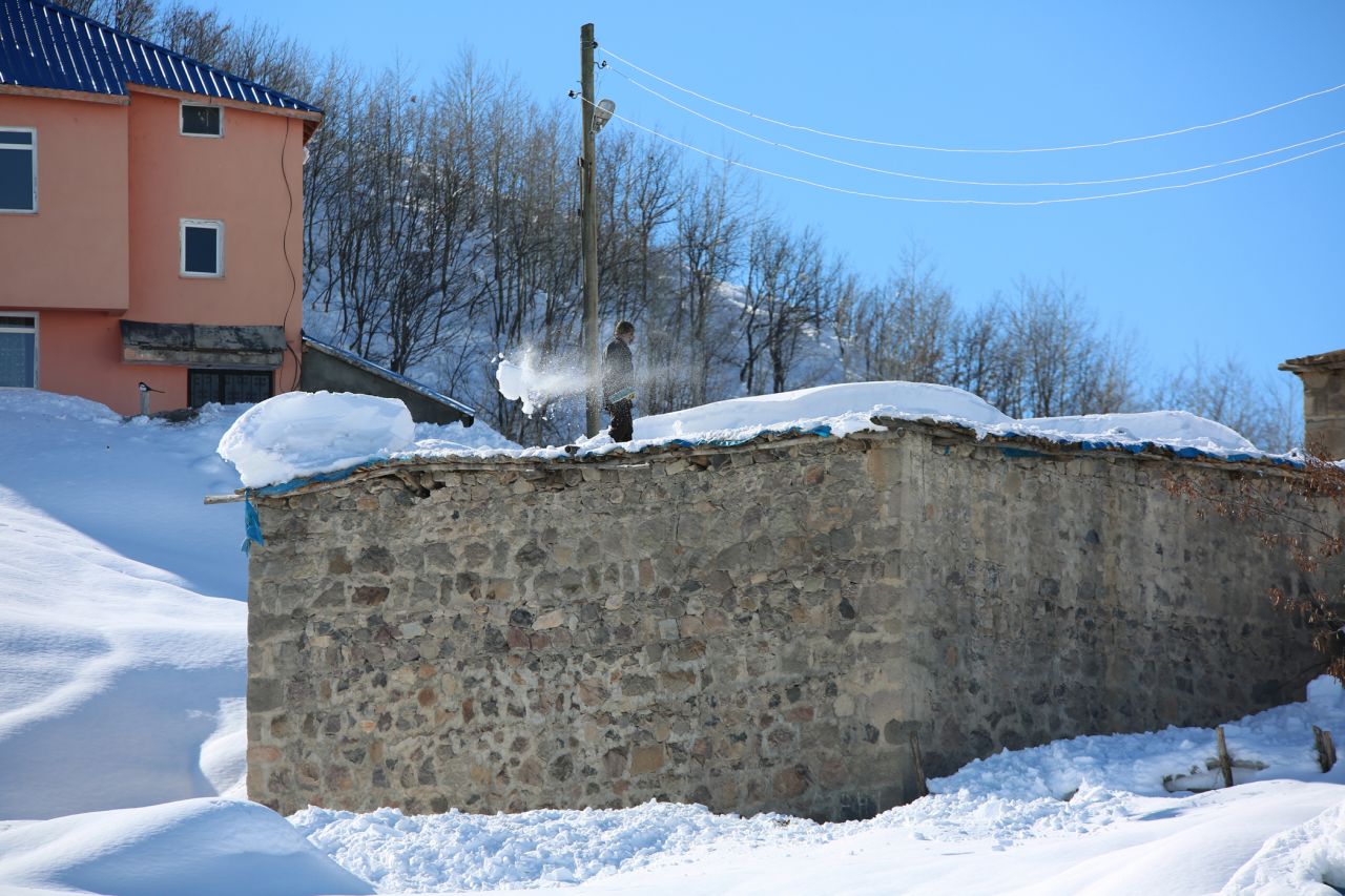Tunceli'nin Ovacık ilçesi kara gömüldü. 1 haftadır yağan kar yağışı bazı köylerde 3 metreyi geçti. İşte Ovacık'tan kar görüntüleri - Sayfa:4
