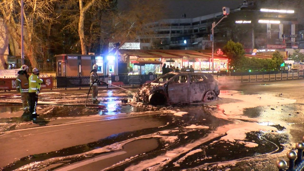 Beşiktaş'ta otomobil alev alev yandı, sürücü son anda kurtuldu - Sayfa:4