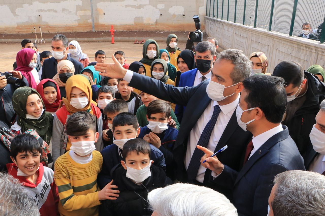 Milli Eğitim Bakanı Mahmut Özer tepki göstermişti. Halilurrahman Ortaokulu yenilendi, 15 günde bu hale geldi - Sayfa:1