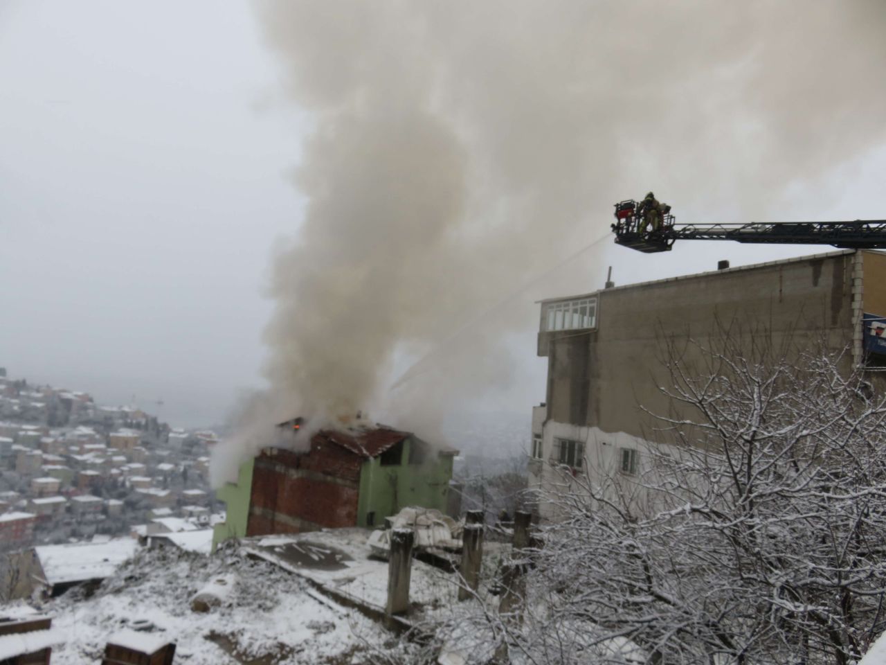 İstanbul'da korku dolu anlar! Üsküdar'da 3 katlı metruk bina alev alev yandı - Sayfa:3