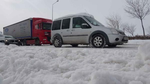 Konya'da ulaşım krizi! Konya'da tüm kara yolları ulaşıma kapatıldı! Otobüsler terminalden çıkamıyor. Diyarbakır'da da aynı durum söz konusu - Sayfa:2