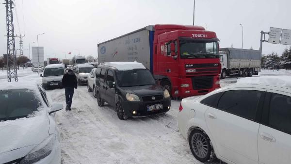 Konya'da ulaşım krizi! Konya'da tüm kara yolları ulaşıma kapatıldı! Otobüsler terminalden çıkamıyor. Diyarbakır'da da aynı durum söz konusu - Sayfa:3