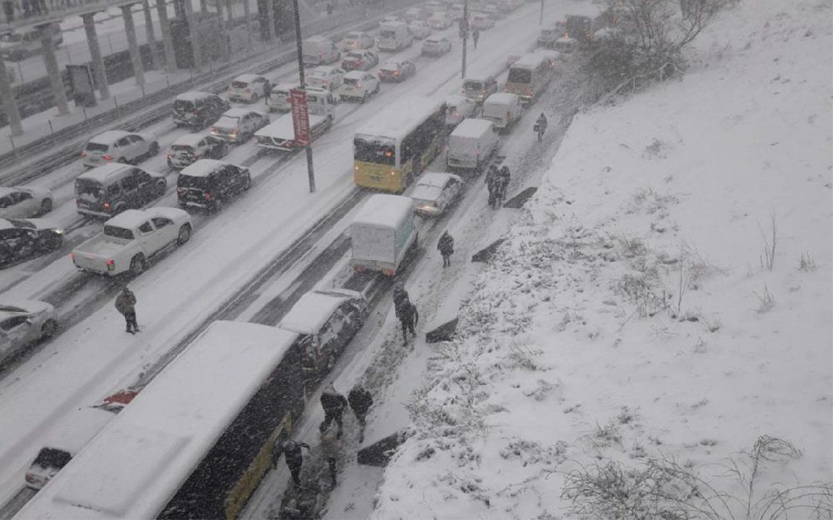 İstanbul'da trafik felç oldu! Metrobüs duraklarında izdiham yaşandı. Vatandaşlar yola yürüyerek devam etti - Sayfa:4