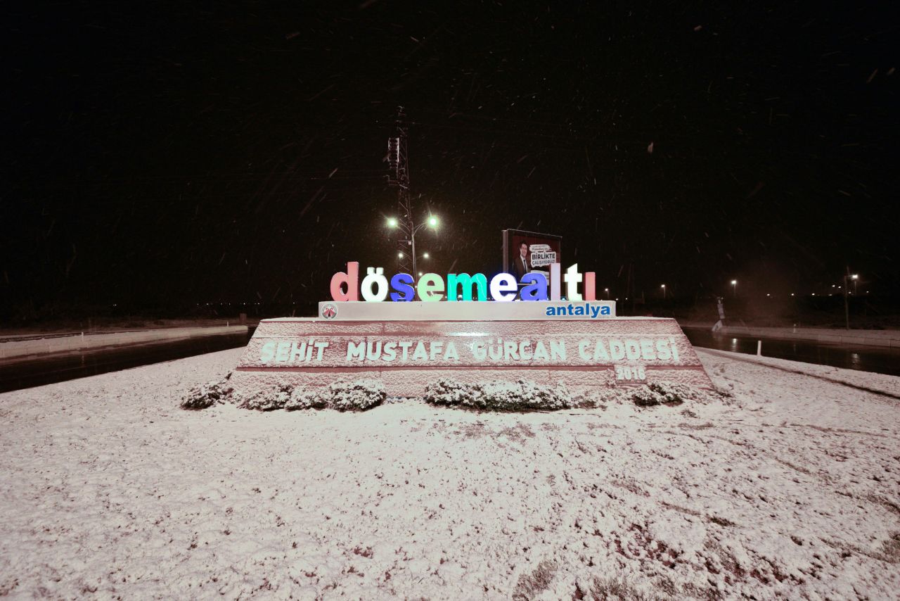 Antalya’ya 29 yıl sonra kar yağdı, vatandaşlar karın tadını çıkardı ancak Muğla - Antalya kara yolu ulaşıma kapandı - Sayfa:1
