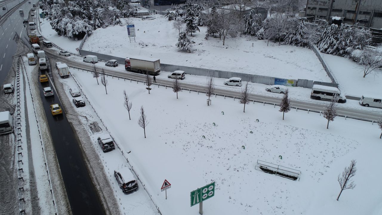 İstanbul'da kar esareti... Haramidere ve Basın Ekspres yolu terk edilen araçlarla doldu - Sayfa:3