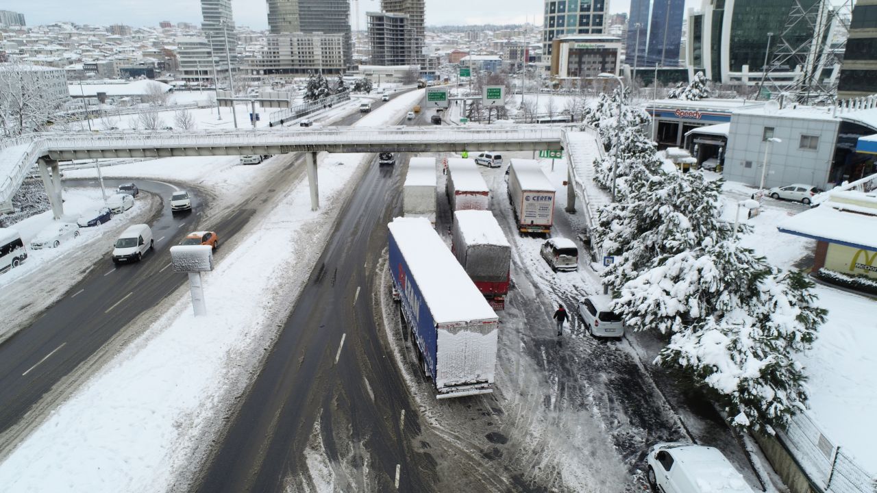 İstanbul'da kar esareti... Haramidere ve Basın Ekspres yolu terk edilen araçlarla doldu - Sayfa:1