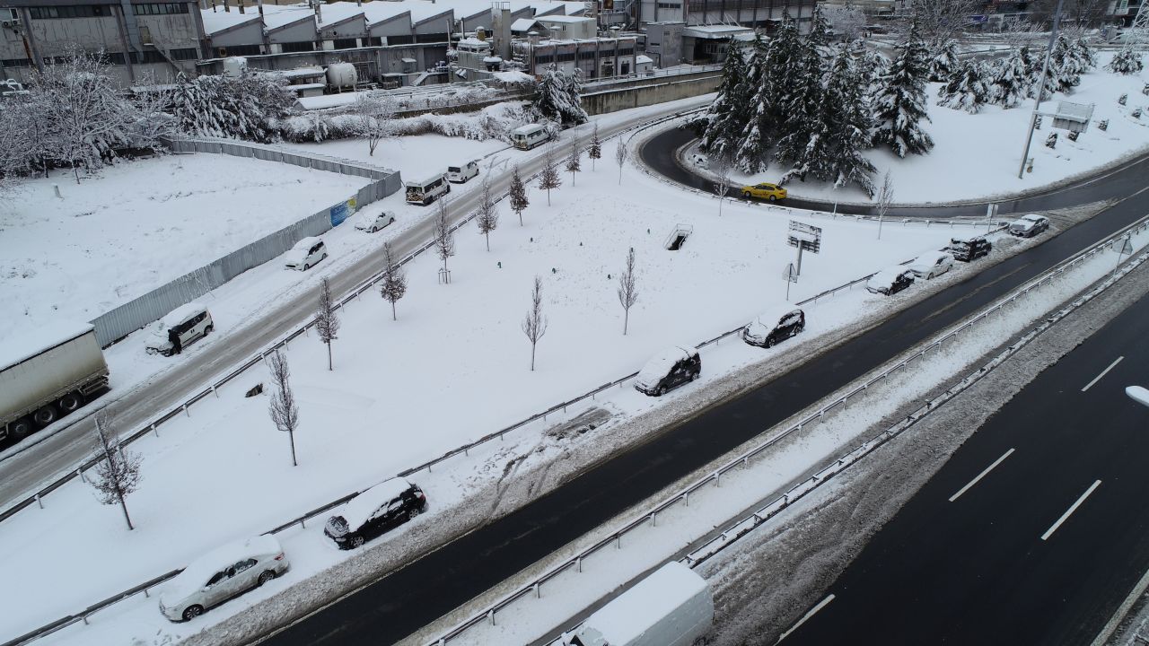 İstanbul'da kar esareti... Haramidere ve Basın Ekspres yolu terk edilen araçlarla doldu - Sayfa:4