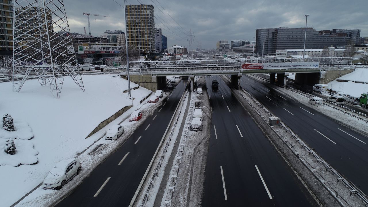 İstanbul'da kar esareti... Haramidere ve Basın Ekspres yolu terk edilen araçlarla doldu - Sayfa:2
