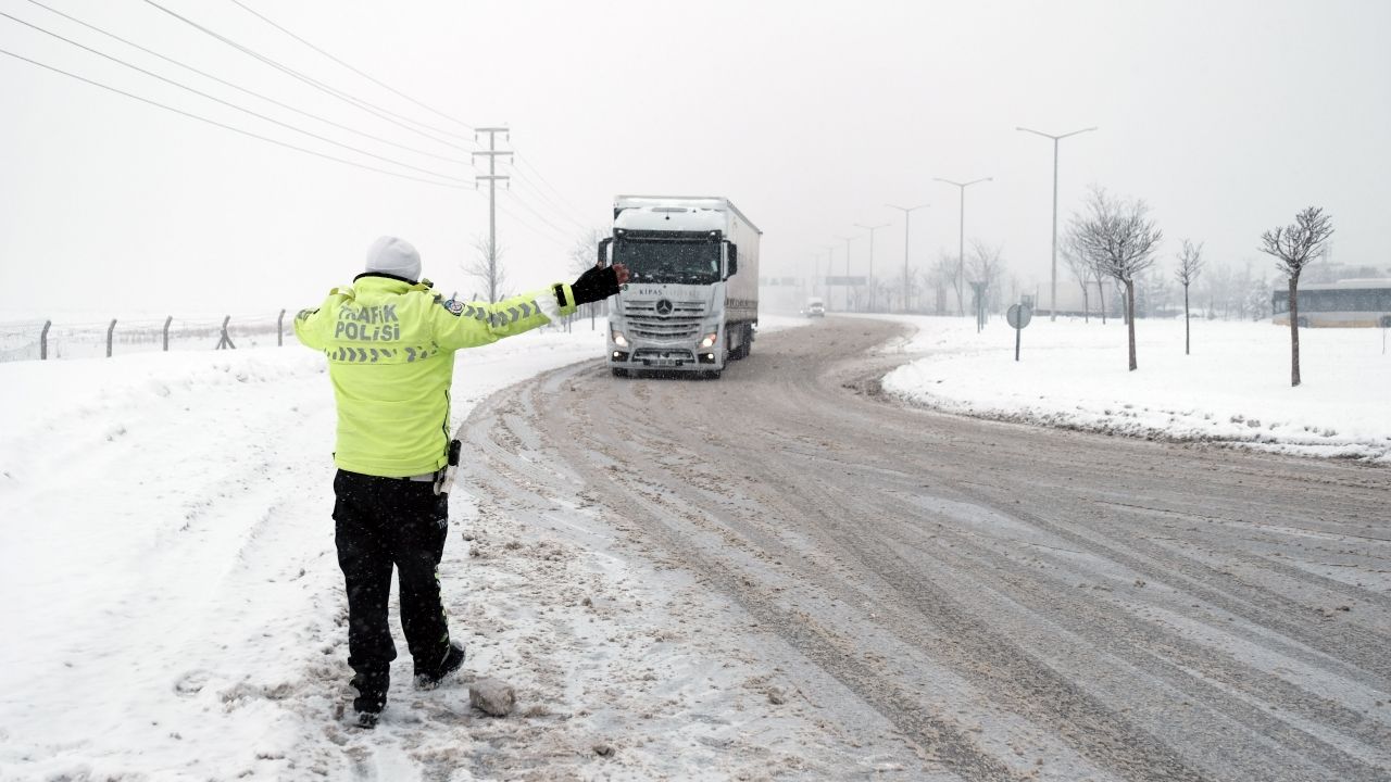 Konya'da ulaşıma kar engeli - Sayfa:1