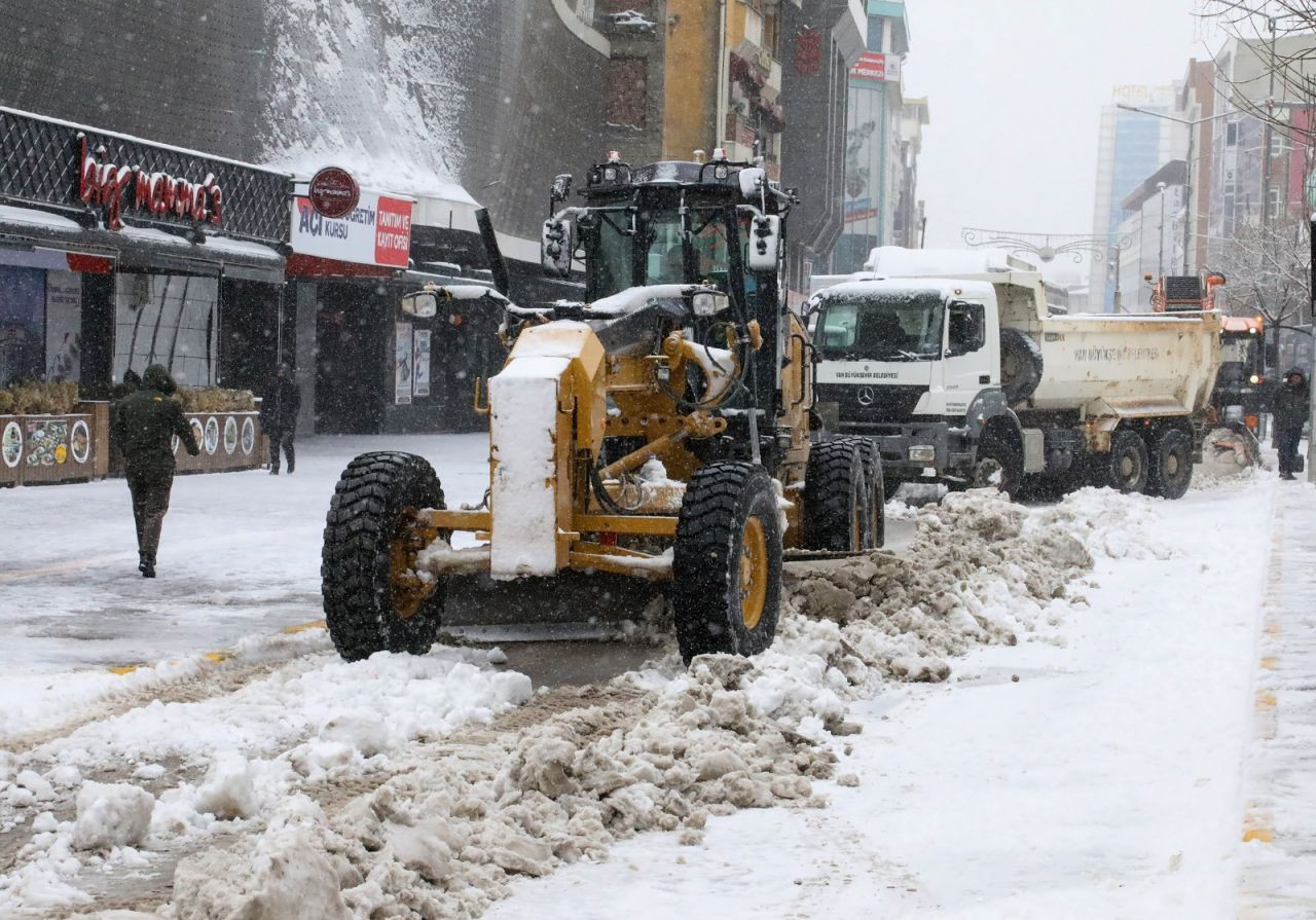 45 günde 120 bin ton kar, kamyonlarla il dışına taşındı - Sayfa:4