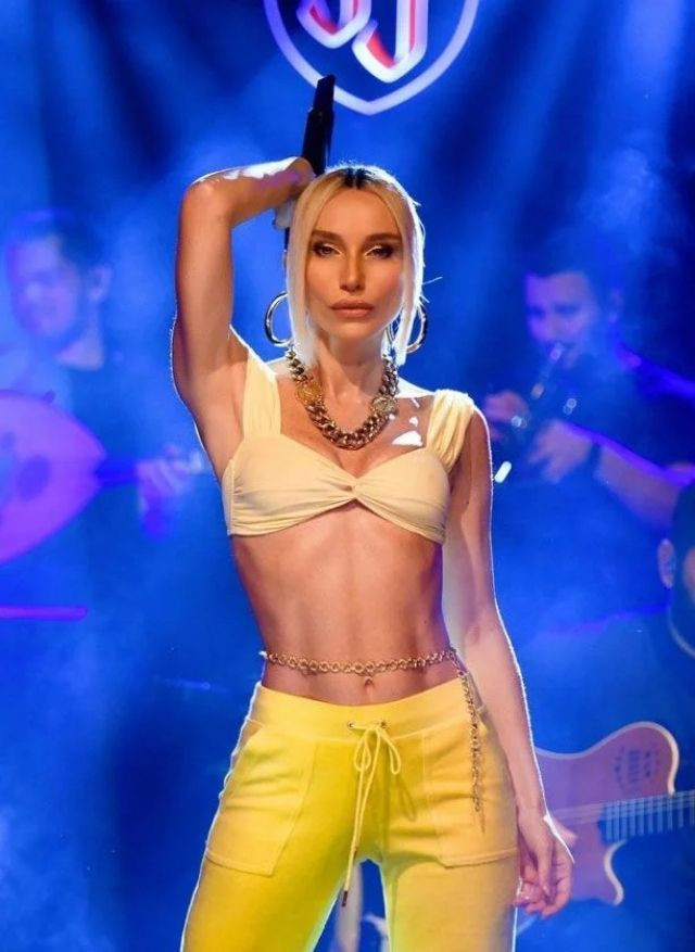 Yaptığı açıklamanın ardından eleştirilere, bir de sahneden yanıt verdi! Ünlü şarkıcı Gülşen yine çok cesur - Sayfa:34