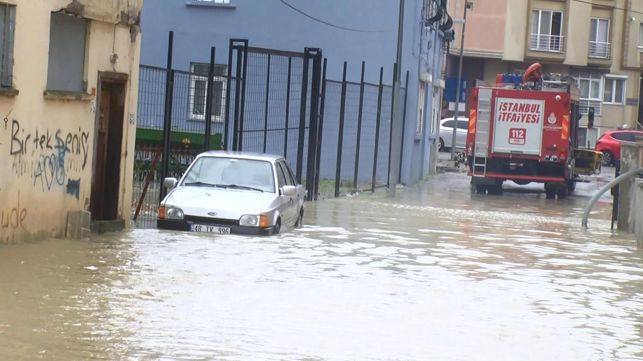 Büyükçekmece'de sokaklar göle döndü, bodrum katlarını su bastı - Sayfa:1