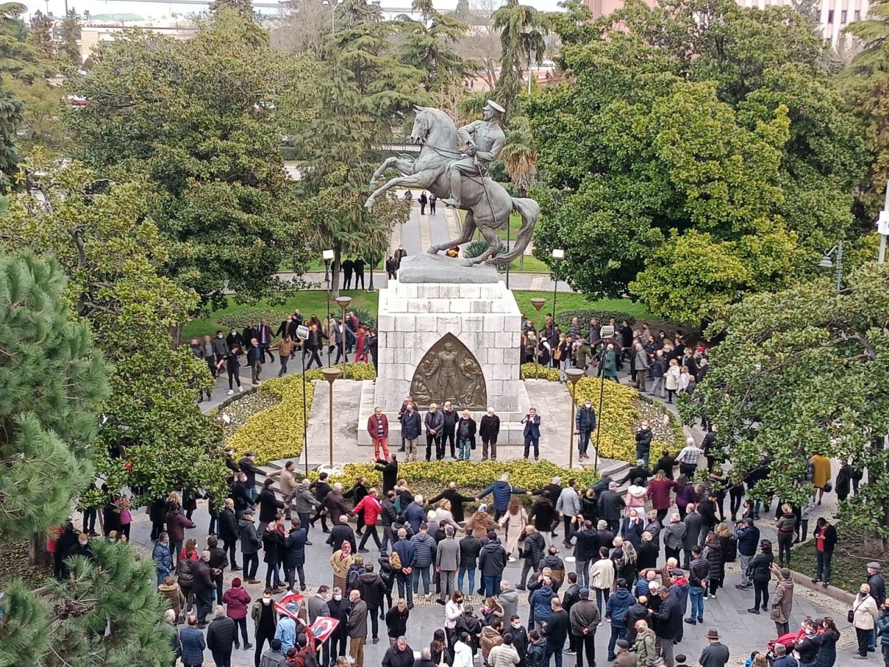 Samsun'daki Onur Anıtı'na yapılan saldırıda sanıklar hakim karşısında.  Celali Rahman Fidan ve Batuhan Fidan'ın savunmaları pes dedirtti. Uyuşturucu alıp, anıta saldırmışlar - Sayfa:6