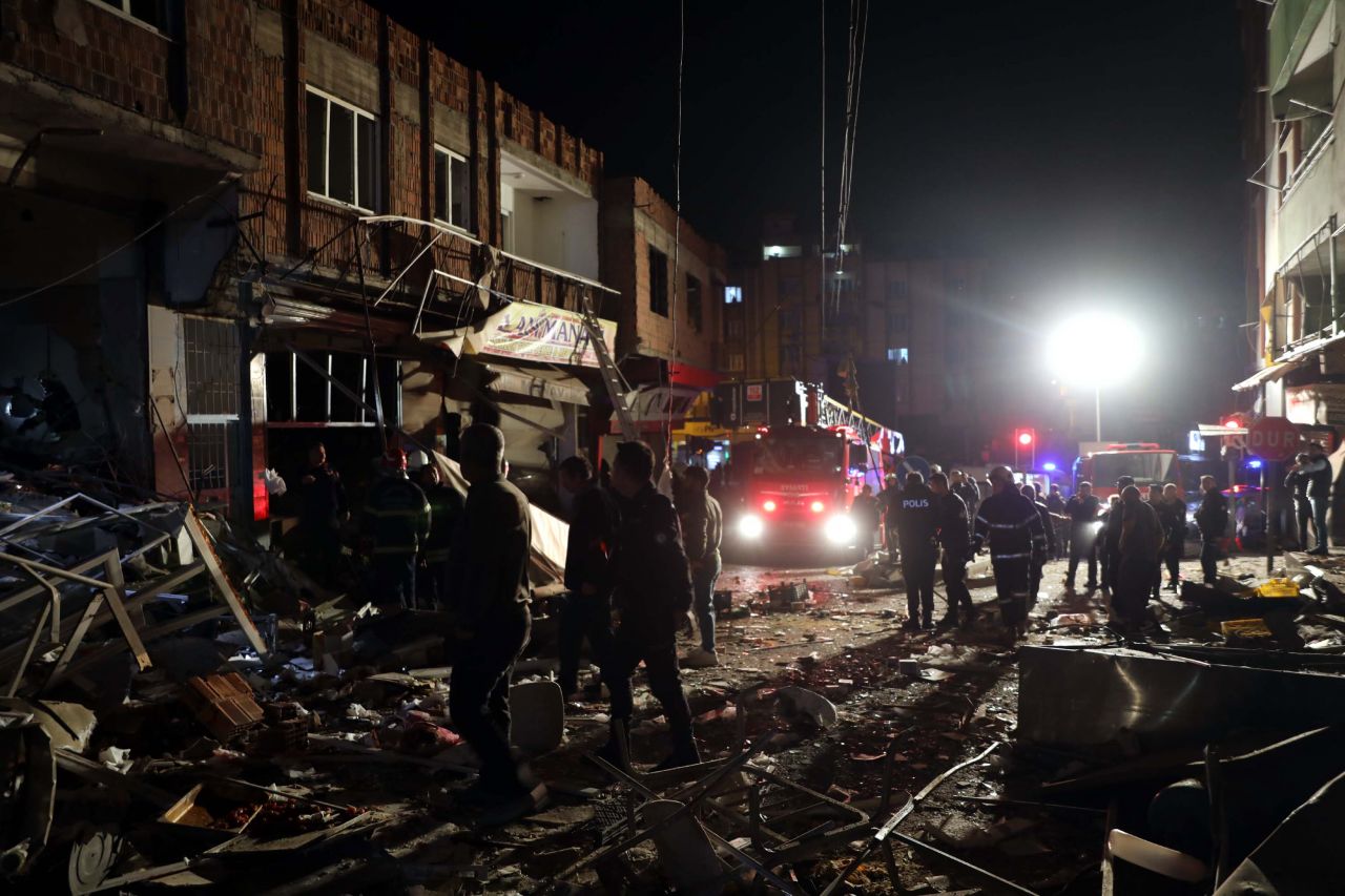 Gaziantep’te, lokantadaki tüpler patladı, ortalık savaş alanına döndü - Sayfa:1