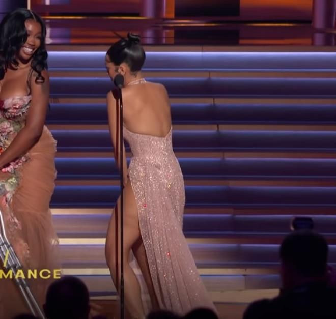 Ödül töreninde ilginç anlar! Tuvaletteyken ismi anons edilen ünlü şarkıcı iç çamaşırını sahnede düzeltti - Sayfa:7