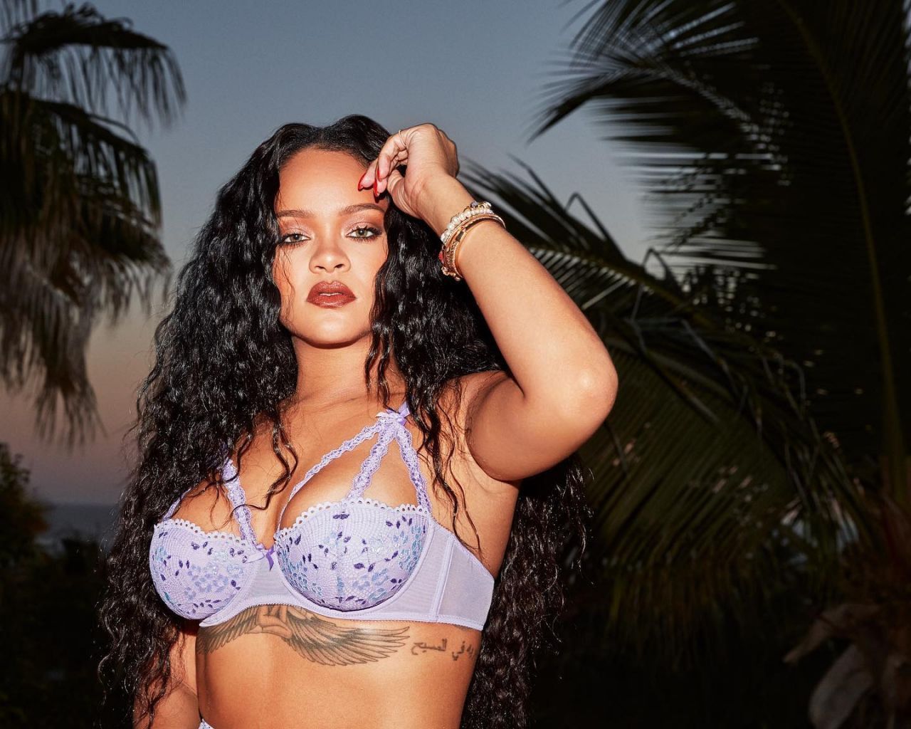 Rihanna'nın iç çamaşırsız pozları olay oldu! Fotoğraflara yorum yağdı - Sayfa:10