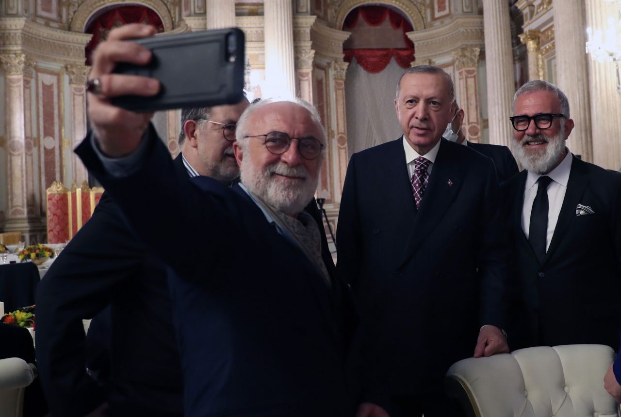 Cumhurbaşkanı Erdoğan sanatçılarla iftar programında buluştu - Sayfa:1