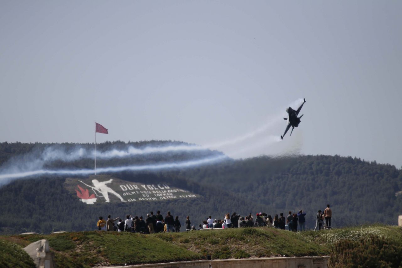 SOLOTÜRK Çanakkale'de çocuklar için uçtu - Sayfa:1