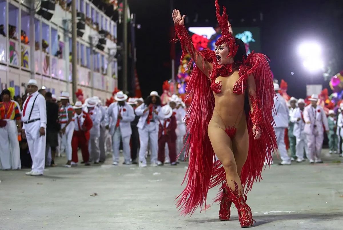 Rio Karnavalı coşkulu başladı. Rio Karnavalı'nda seksi danslar büyük beğeni topladı. Covid-19 nedeniyle iki yıl ara verilen Rio Karnavalı'ndan çarpıcı görüntüler... - Sayfa:10