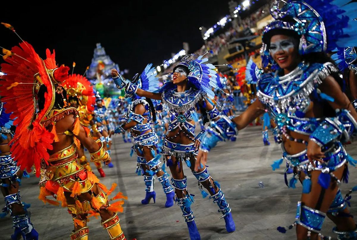 Rio Karnavalı coşkulu başladı. Rio Karnavalı'nda seksi danslar büyük beğeni topladı. Covid-19 nedeniyle iki yıl ara verilen Rio Karnavalı'ndan çarpıcı görüntüler... - Sayfa:12