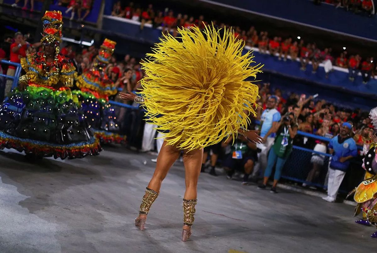 Rio Karnavalı coşkulu başladı. Rio Karnavalı'nda seksi danslar büyük beğeni topladı. Covid-19 nedeniyle iki yıl ara verilen Rio Karnavalı'ndan çarpıcı görüntüler... - Sayfa:16