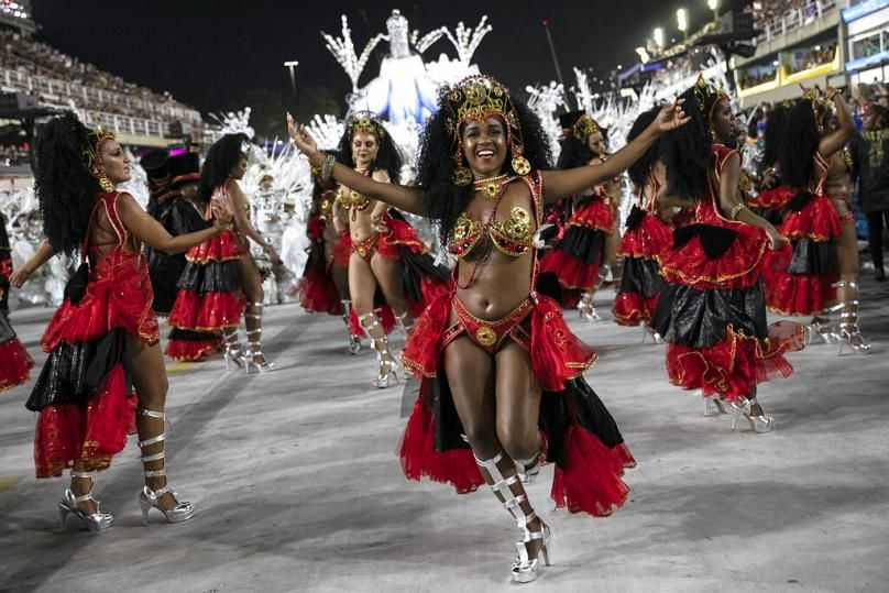 Rio Karnavalı coşkulu başladı. Rio Karnavalı'nda seksi danslar büyük beğeni topladı. Covid-19 nedeniyle iki yıl ara verilen Rio Karnavalı'ndan çarpıcı görüntüler... - Sayfa:18