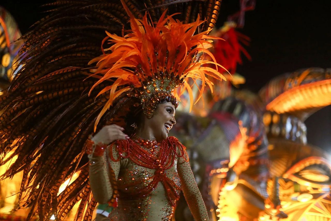 Rio Karnavalı coşkulu başladı. Rio Karnavalı'nda seksi danslar büyük beğeni topladı. Covid-19 nedeniyle iki yıl ara verilen Rio Karnavalı'ndan çarpıcı görüntüler... - Sayfa:4