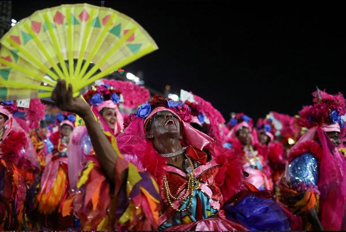 Rio Karnavalı coşkulu başladı. Rio Karnavalı'nda seksi danslar büyük beğeni topladı. Covid-19 nedeniyle iki yıl ara verilen Rio Karnavalı'ndan çarpıcı görüntüler... - Sayfa:7