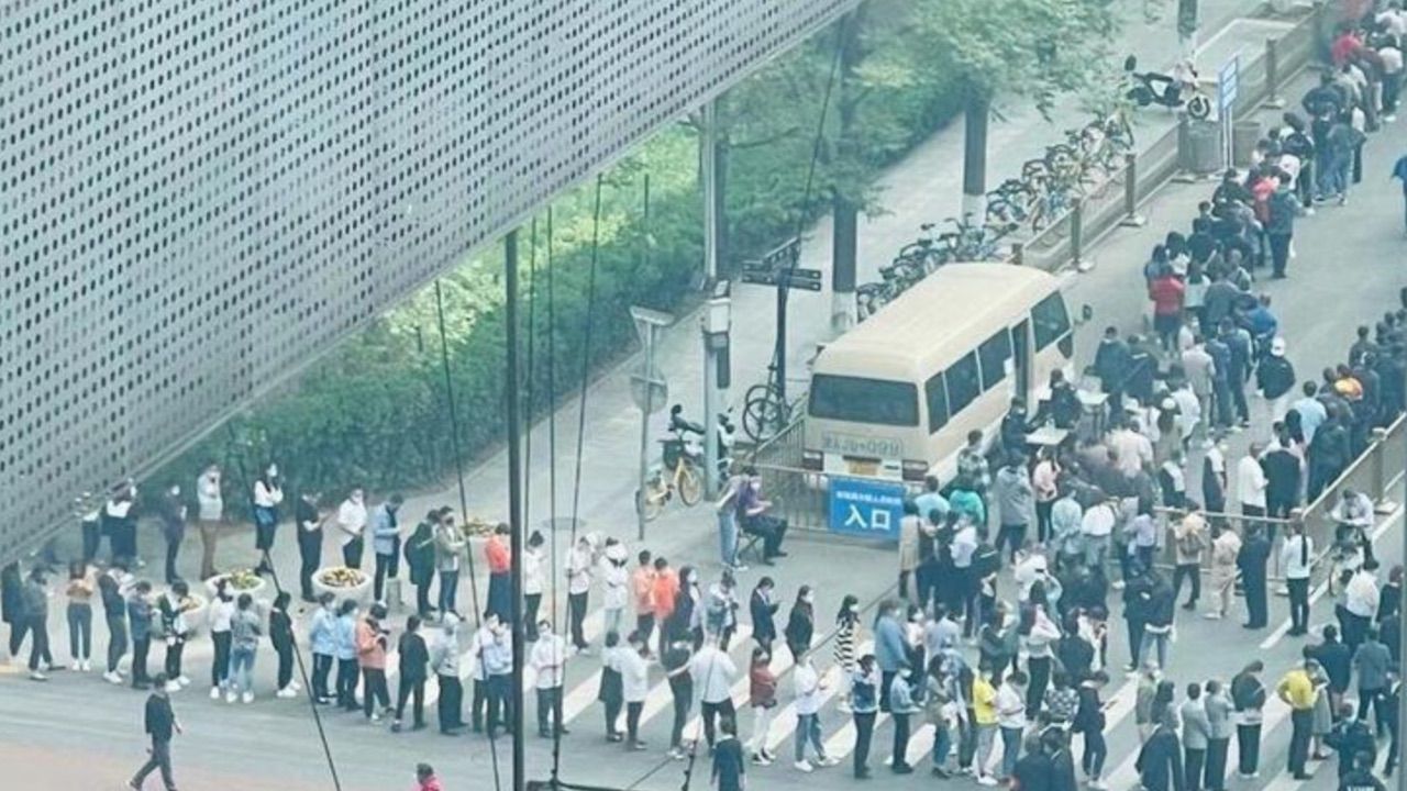 Geri mi geliyor? Vaka sayısı tırmanıyor, tüm dünyayı endişelendiren o görüntüler: Kapanma endişesi rafları boşalttı - Sayfa:3