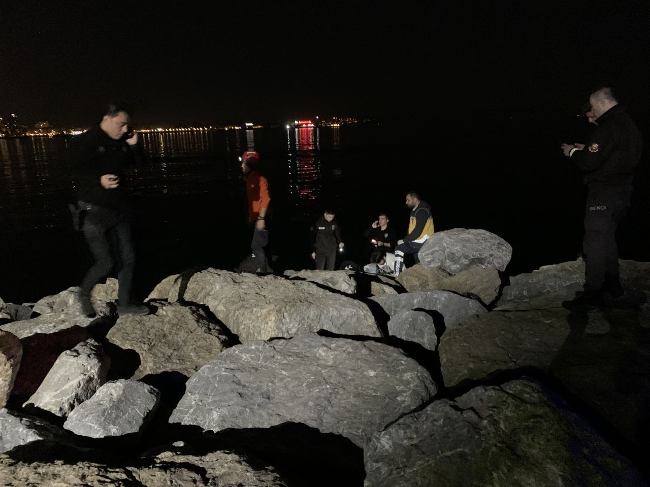 Kadıköy Sahili'nde kayalıklara sıkıştı! Saatlerce kurtarılmayı bekledi - Sayfa:1